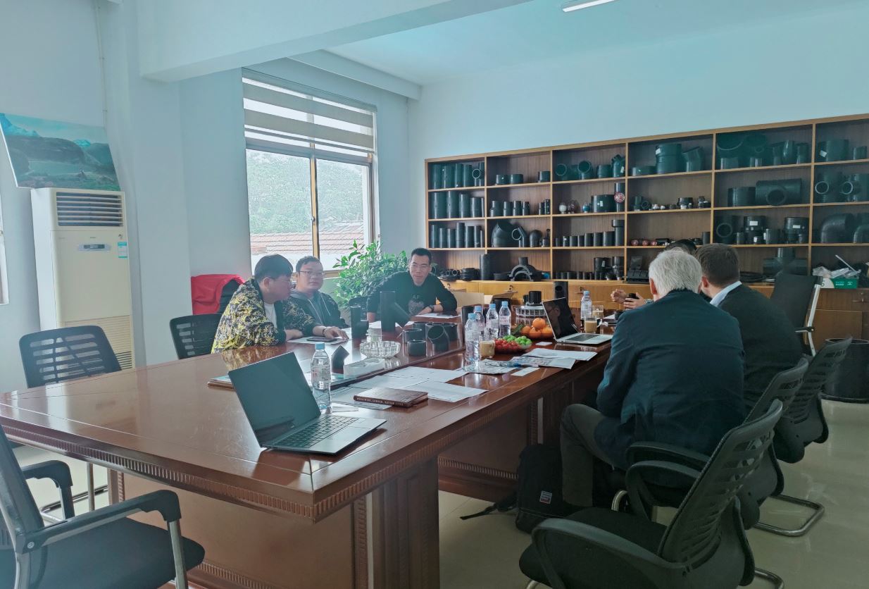 Pelanggan Swiss berkunjung untuk mendiskusikan pengembangan proyek perlengkapan siphon di masa depan